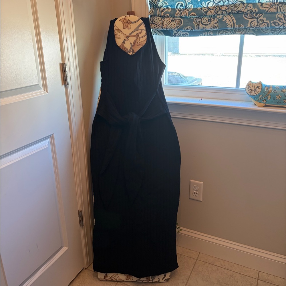 Elegant Black Sleeveless Midi Dress